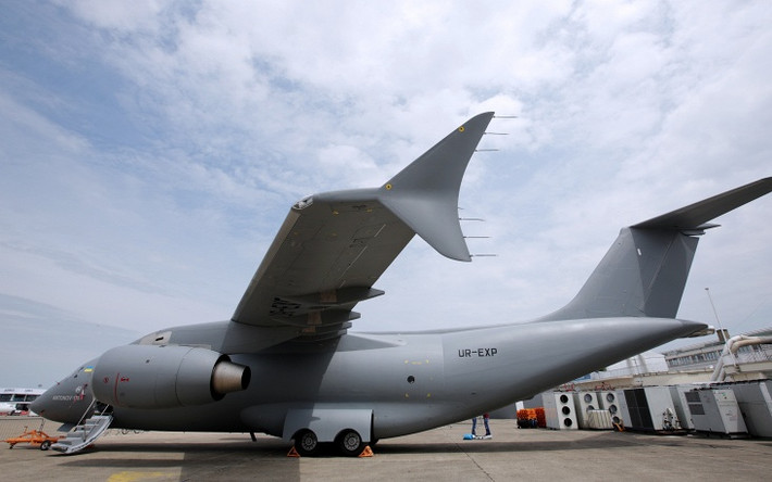 Ukraine tham gia triển lãm hàng không Paris với vận tải cơ Antonov An-148.