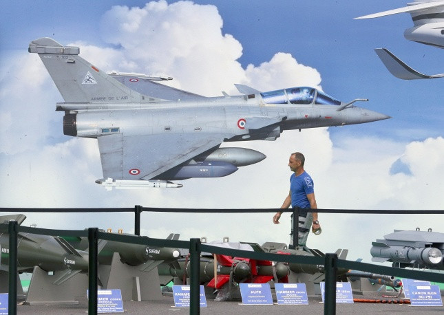 Áp phích quảng cáo chiến đấu cơ Rafale của hãng Dassault Pavilion trưng bày ở khu vực tổ chức triển lãm hàng không Paris 2015 - một trong những sự kiện triển lãm quốc phòng lớn nhất năm.