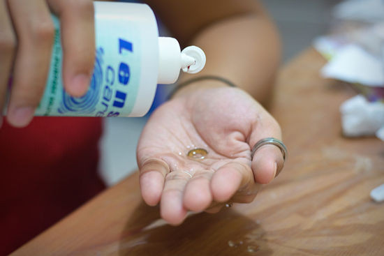 Dùng đi dùng lại một kính áp tròng. Nếu kính để lâu ngày, vi khuẩn chắc chắn sẽ tiếp xúc và bám đầy bè mặt kính, sinh sôi nảy nở. Sau đó tiếp xúc với mắt sẽ gây loét giác mạc, từ đó mở ra nguy cơ nhiễm trùng, gây đau dữ dội, ngứa, nhạy cảm với ánh sáng và thị lực giảm dần. Ảnh: All About Vision.