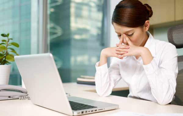 Hơn nữa, tập trung vào một điểm úa lâu có thể gây nhức đầu và căng mắt. Để chăm sóc mắt, hãy làm theo quy tắc 20-20: Mỗi 20 phút nhìn vào màn hình, hãy nghỉ ngơi khoảng 20 giây - nhìn tập trung vào vật gì khác cách xa mắt và tạo cho mắt được nhấp nháy. Ảnh: Healthplus.
