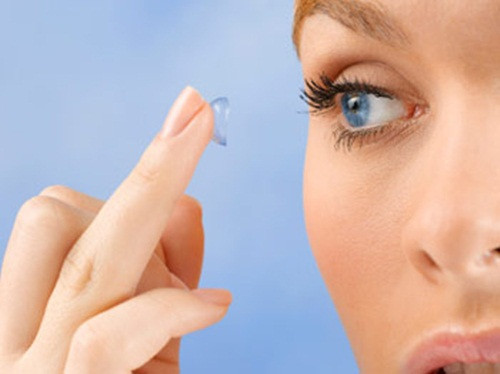 Nếu dùng kính áp tròng, bạn hãy khử trùng bằng nước rửa kính hoặc nước sôi trong 5 phút để giết chết vi trùng, vi khuẩn. Bạn cũng chỉ nên dùng kính áp tròng tối đa 3-4 tháng và thay kính mới. Ảnh: Myeyes.