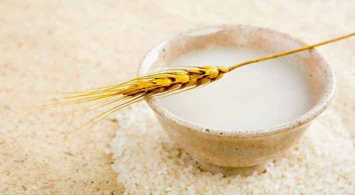 Nước vo gạo và rau diếp cá. Dùng một nắm lá diếp cá, rửa sạch, giã nhuyễn. Sau đó, lấy một bát nước vo gạo trộn đều với diếp cá đã giã, Đun sôi nhỏ lửa khoảng 20 phút. Cuối cùng, chỉ cần lọc lấy nước để uống. Ảnh: One Good Thing by Jillee.
