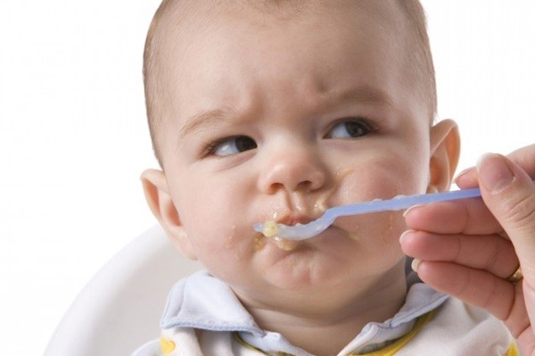 Chọn sai thời điểm cho bé ăn dặm. Có bé mới 3-4 tháng tuổi đã tập ăn bột, ăn nước cháo dẫn đến rối loạn tiêu hóa và hậu quả là suy dinh dưỡng. Ngược lại, một số trẻ trên 6 tháng tuổi mà chưa được tập ăn dặm cũng chậm tăng cân, vì sữa không thể đáp ứng nhu cầu ngày càng tăng lên của trẻ.Ảnh: Dbdn.