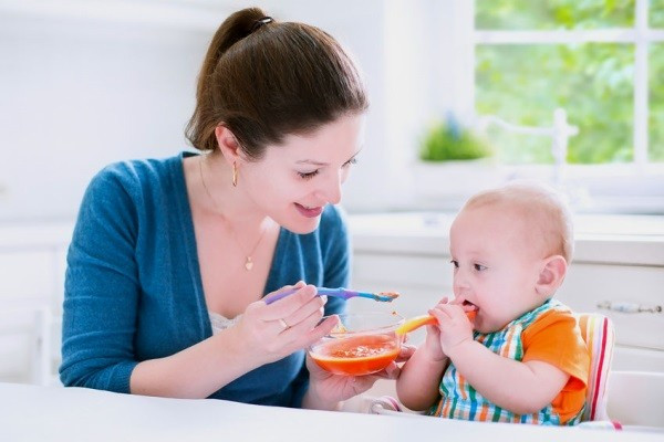 Chiều con theo sở thích. Chắc chắn trẻ nào cũng có một sở thích riêng, bé thích ăn thịt bé lại ưa ăn rau. Nếu như mẹ chỉ cho bé ăn một món ngày qua ngày có thể gây hiện tượng mất cân bằng dinh dưỡng trong cơ thể và khiến sự phát triển của bé cũng không đồng đều. Ảnh: Congai9.