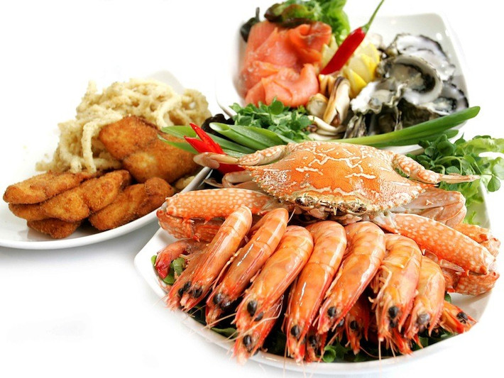 Cho con ăn quá nhiều đạm. Với trẻ từ 7 đến 12 tháng tuổi, mỗi bữa mẹ có thể cho con ăn 20 - 30 g thịt hải sản, chia thành 3 hoặc 4 bữa một tuần. Không nên cho con ăn quá nhiều, tuy rằng đạm rất cần cho cơ thể nhưng nó cũng là loại khó tiêu và dễ gây táo bón. Ảnh: Skđs.
