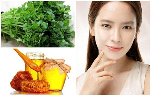 Cải xoong, mật ong. Dùng 20g cải xoong rửa sạch giã nhuyễn trộn cùng 1 thìa cà phê mật ong. Dùng bông thấm nước này chấm lên vùng da tàn nhang nám mỗi ngày hai lần, chờ khô và rửa sạch. Thực hiện trong vòng 1 tháng sẽ được kết quả tốt nhất. Ảnh: Adiva.