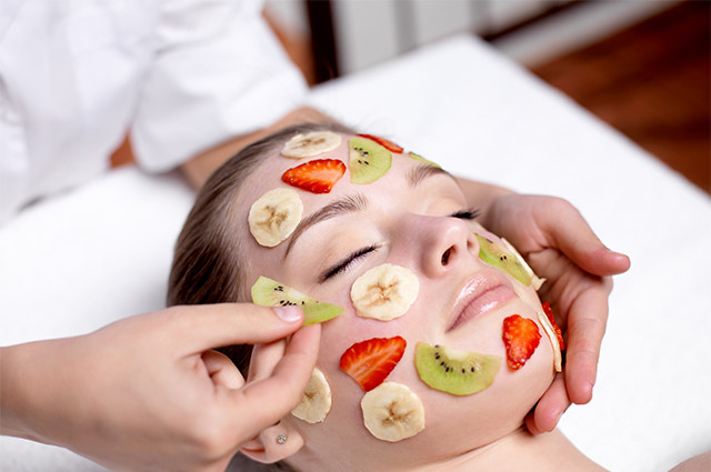 Đắp mặt nạ trái cây. Những loại trái cây thường được sử dụng để đắp mặt nạ nhiều nhất như quả cà chua, quả dưa chuột, quả chuối… với hàm lượng axit nhẹ cũng như vitamin A giúp loại bỏ tàn nhang thâm nám nhanh chóng dễ dàng. Ảnh: Phunutoday.