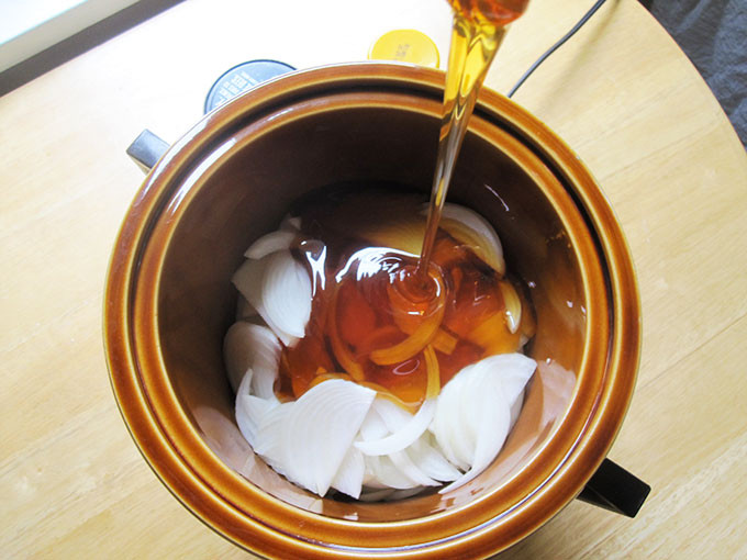 Hành tây. Chứa nhiều vitamin E và tinh dầu có thể làm mờ nám hiệu quả. Bạn có thể dùng củ hành thái nhỏ và thêm chút nước sôi đun cho đến khi hành chuyển sang màu nâu vàng hơi sệt thì tắt bếp. Khi nguội thêm thìa mật ong khuấy đều và dùng nước này thoa lên vùng nám da. Ảnh: Chuyenkhoataimuihong.