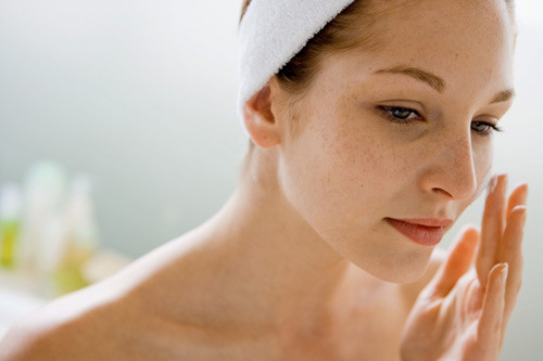 Nám sau sinh là hiện tượng sau sinh các mẹ bị thay đổi hormone sinh dục như progesterone và estrogen. Hai hormone này sẽ làm hắc tố melanin trong da tăng cao gây nên những nốt nâu nhạt là nám và tàn nhang. Tình trạng này để lâu sẽ lan rộng khiến da bị lão hóa nhanh và chị em chóng già. Vì thế, bạn hãy chữa nám sau sinh ngay khi nó mới bắt đầu. Ảnh: Xaluan.