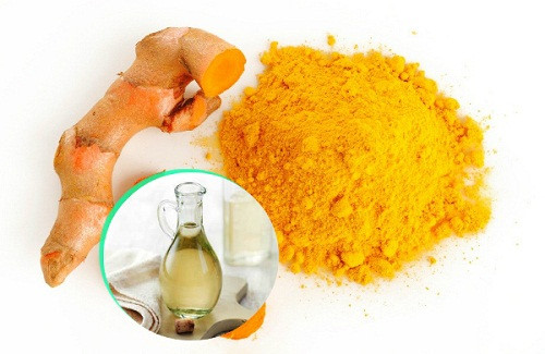 Bạn cũng có thể dùng nghệ tươi ngâm cùng giấm trắng khoảng 1 tháng rồi lấy ra thoa đều những chỗ thâm nám và massage nhẹ nhàng cho dung dịch thấm vào da. Cách này còn làm cho da trắng sáng tự nhiên. Ảnh: Vietq.
