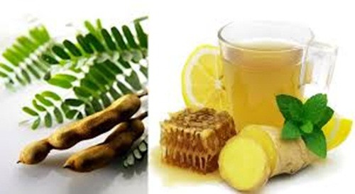 Lá me, gừng và nước cốt chanh. Dùng 3 nắm lá me tươi rửa sạch cho cùng một củ gừng cắt lát mỏng. Thêm 2 bát nước đun lửa nhỏ còn lại khoảng 1 bát thì tắt bếp và chắt lấy nước bỏ bã. Cho tiếp phần nước thu được vào nồi và cho thêm 3 thìa đường, đun cho đến khi đặc quánh là được. Dùng nước cốt của 5 quả chanh tươi khuấy đều cùng nước me đã đun và uống. Ảnh: Huffington Post.