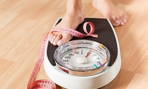 Tăng hoặc sụt cân bất thường: hoocmon kiểm soát sự trao đổi chất của cơ thể. Nó là một nhân tố điều khiển việc lưu trữ chất béo hoặc loại bỏ chất béo. Vì vậy khi hoocmon mất cân bằng sẽ gây tình trạng khó kiểm soát cân nặng.