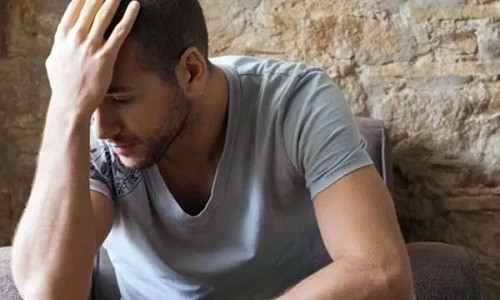 Trầm cảm: Thường thì chúng ta bị trầm cảm hoặc gặp những biến động tâm lý nghiêm trọng mà không hiểu nguyên nhân sâu xa chính là do cơ thể mất cân bằng hoocmon. Nếu tâm trạng bất ổn kéo dài và luôn trong tình trạng chán nản, có thể bạn nên tìm gặp bác sĩ chuyên khoa nội tiết để được thăm khám kịp thời.
