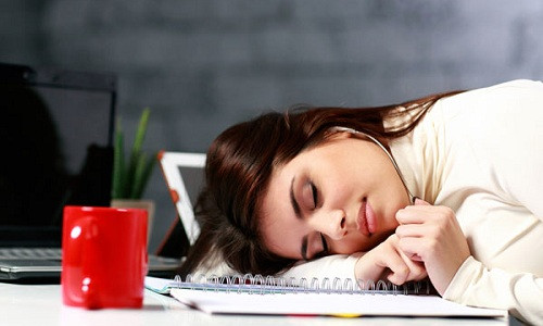 Mệt mỏi: hoocmon kiểm soát tất cả các chức năng của cơ thể nên khi bạn ngủ đủ, ăn đủ mà vẫn cảm thấy mệt mỏi triền miên thì rất có thể đó là dấu hiệu của việc mất cân bằng nội tiết. Thực tế, khi hoocmon tuyến giáp không hoạt động tốt cũng có thể ảnh hưởng tới việc chuyển hóa của cơ thể, khiến bạn trở nên mệt mỏi và kiệt sức.
