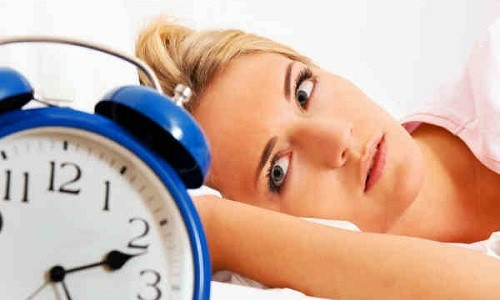 Mất ngủ: Thiếu ngủ, mất ngủ cũng là tác dụng phụ thường gặp của sự mất cân bằng hoocmon. Ở phụ nữ, nồng độ progesterone thấp là nguyên nhân khiến họ mất ngủ. Còn với nam giới, thiếu ngủ hoặc mất ngủ là dấu hiệu của nồng độ testosterone thấp.