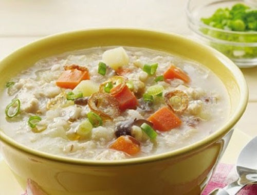 Để giữ được chất dinh dưỡng khi ăn yến mạch thì lúc nấu bạn cũng chỉ nên cho yến mạch vào nước sôi luôn chứ không cho vào nước nguội rồi đun và khi đun sôi để ý lửa vừa độ nếu không sẽ bị trào hết những dinh dưỡng. Ảnh: Dongvugroup.