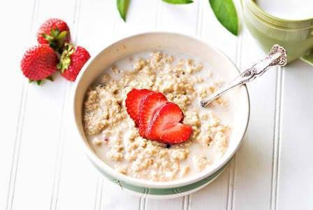 Cháo yến mạch rất dễ làm và cũng có muôn vàn loại cháo yến mạch. Với bữa sáng, đơn giản bạn có thể nấu cháo yến mạch cùng với sữa đặc hoặc sữa bột trong vòng khoảng 12 phút là đã có bát cháo nóng hổi mùi vị thơm ngon. Hoặc có thể nấu cháo yến mạch cùng thịt băm và trứng đều rất ngon. Ảnh: Aloola.