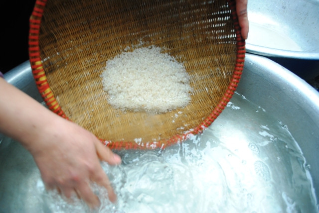 Vo gạo quá kĩ. Nếu như mẹ vo gạo kỹ sẽ làm mất đi lớp tinh bột và các vitamin khoáng chất ngoài vỏ. Mẹ nên vo nhẹ nhàng không cần quá kĩ, chỉ cần lấy đi lớp bụi bẩn bên ngoài để đảm bảo vệ sinh. Ảnh: Vitalk.