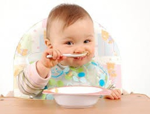 Ăn dặm là thời điểm mọi đứa trẻ đều trải qua vì thế tưởng chừng nó rất dễ dàng và đơn giản nhưng nhiều bậc phụ huynh vẫn làm sai cách khiến sức khỏe của bé ảnh hưởng không nhỏ. Ảnh: Conlatatca.