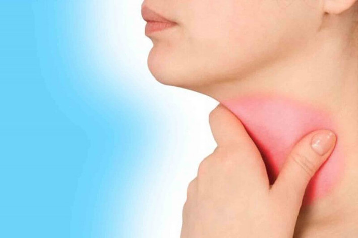 Giai đoạn muộn, người bị bệnh sẽ thấy nhức đầu dữ dội, triệu chứng ù tai tăng dần, nghe kém, thậm chí có thể bị điếc, chảy máu mũi. (Nguồn Uebe)