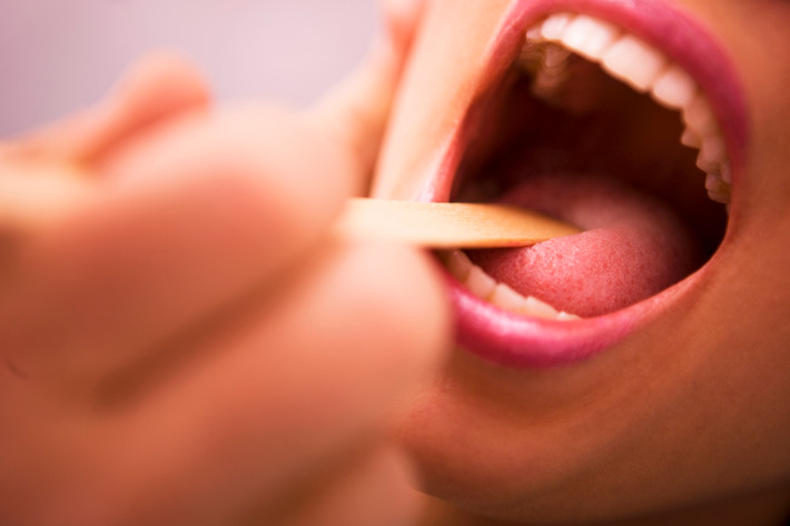 Bên cạnh đó, người bị ung thư vòm họng có thể cảm thấy cổ họng của họ thô ráp và có sự thay đổi trong giọng nói. (Nguồn Kenh14)