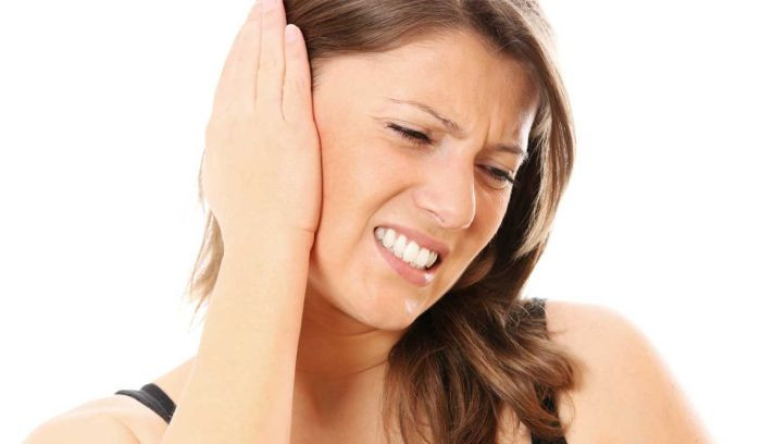 Ở giai đoạn đầu, người bị bệnh ung thư vòm họng thường có các triệu chứng như nhức đầu (thường đau ở một bên), ù tai (thường ù một bên), ngạt mũi một bên, đôi khi xì ra máu mũi. (Nguồn Songmoi)