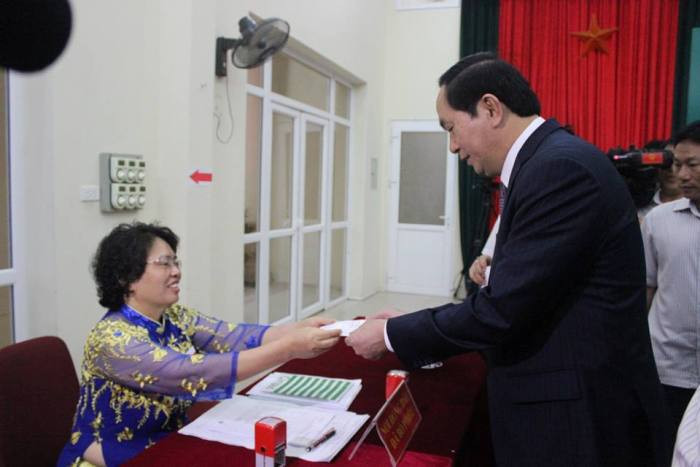 Chủ tịch nước nhận lá phiếu của mình.