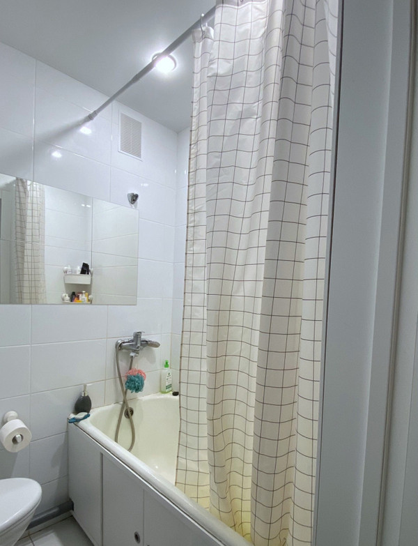 Chuyên gia sức khỏe khuyên bạn nên giặt rèm phòng tắm mỗi tháng và thay mới một năm một lần. Đáng lưu ý, nếu phát hiện rèm xuất hiện nấm mốc phát triển thì tốt nhất nên thay mới càng sớm càng tốt.