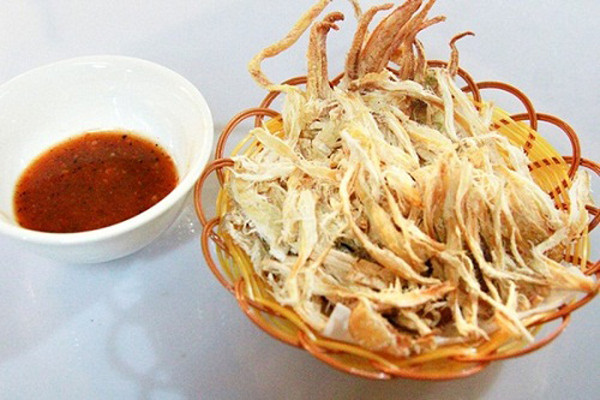 Ngoài mực khô, bác sĩ cũng nhấn mạnh những thực phẩm chứa nhiều cholesterol. Người mỡ máu cao cần hết sức thận trọng.