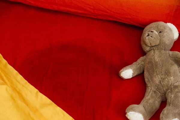 Gối, nệm. Trẻ nhỏ rất hay đổ mồ hôi, dính vào gối và nệm. Trường hợp này, bố mẹ chỉ giặt vỏ gối và ga giường là chưa đủ. Thực vậy, gối trẻ em thường được làm bằng cao su, bông dày, bã chè. Khi bị ngấm mồ hôi, nước tiểu hoặc độ ẩm cao sẽ rất khó khô. Từ đó, nó sẽ trở thành nơi tích tụ nấm mốc nguy hiểm.