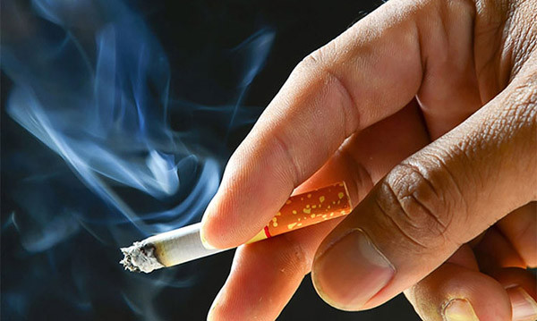 Hút thuốc sau bữa ăn. Kết quả nghiên cứu chỉ ra, hút thuốc sau bữa ăn có hại gấp mười lần so với hút thuốc lá các thời điểm khác. Nguyên nhân bởi hút thuốc sau bữa ăn làm tăng lưu lượng máu, huyết áp tăng cao, máu lên não dễ bị thiếu hụt, gây nhồi máu não nguy hiểm.