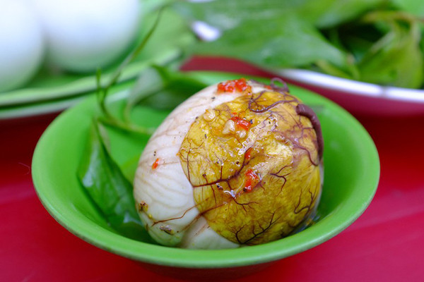 3. Trứng lộn. So với trứng thường, trứng lộn giàu dinh dưỡng, lại dễ ăn. Ưu điểm nổi bật là vậy song bạn không nên ăn quá nhiều trứng lộn cùng lúc hoặc ăn trong thời gian dài. Nguyên nhân bởi trứng lộn được ví như “kho cholesterol”.