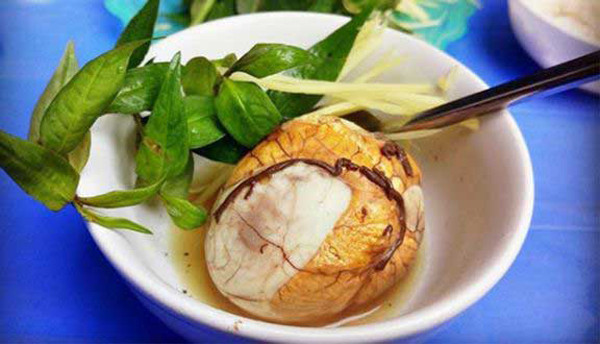 Bên cạnh đó, trứng vịt lộn còn rất giàu dinh dưỡng. Người thể trạng yếu ăn nhiều có thể dẫn đến chứng đầy bụng, khó tiêu. Trẻ dưới 5 tuổi càng trầm trọng hơn, thậm chí dẫn đến biếng ăn.