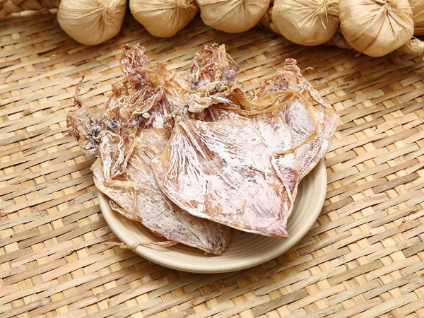Khô mực. Những món ăn vặt như khô cá, khô mực... rất được chuộng dùng. Quá trình chế biến, nhà sản xuất sẽ tẩm gia vị kỹ lưỡng, hấp rồi sấy khô. Khi ăn, món đồ vừa thỏa mãn vị giác vừa cung cấp dinh dưỡng.