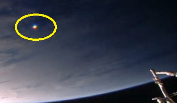 Nhiều người cho rằng nó là một UFO. UFO di chuyển khá nhanh trên bầu trời rồi biến mất trong một đám mây gần đó. Nguồn ảnh: ufosightingsdaily.