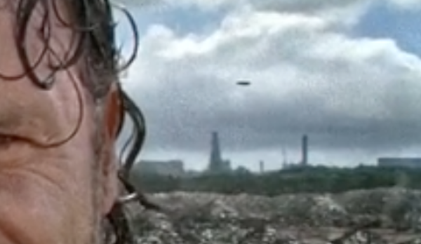 Nhiều người cho rằng nó có thể là một UFO và nó quan sát hiện trường đóng phim Walking Dead. Nguồn ảnh: ufosightingsdaily.