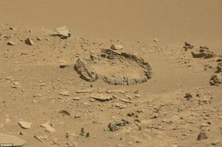 Tàu Mars Reconnaisance Orbiter của NASA bất ngờ phát hiện một khối tròn trên bề mặt sao Hỏa. Nguồn ảnh: Dailymail.
