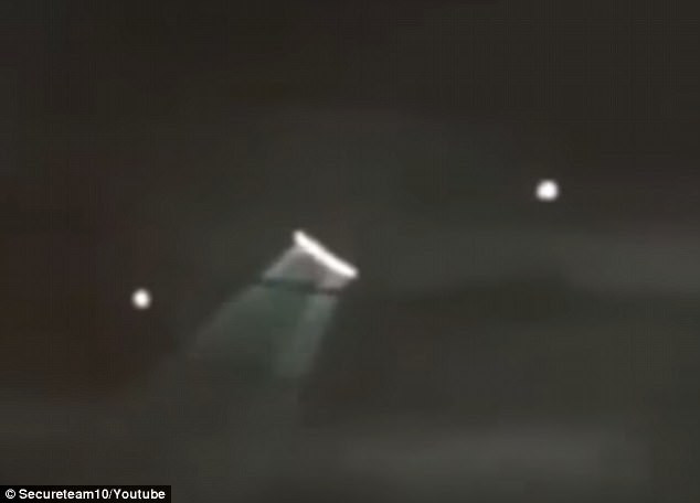 Mới đây, hàng loạt các bức ảnh tổng hợp làm dấy lên nghi ngờ UFO hạ cánh xuống Trái đất được đưa ra. Mở đầu cho bộ ảnh bí ẩn này là bức ảnh một vật thể nghi UFO khổng lồ tỏa ra vầng ánh sáng kỳ lạ, xung quanh xuất hiện thêm hai vật thể lạ sáng nghi cũng là UFO tại Paris, Pháp. Nguồn ảnh: Dailymail.