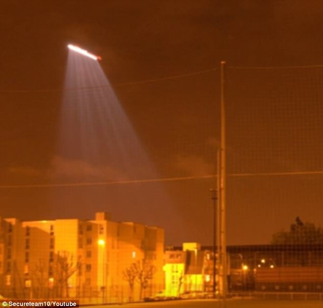 Vào năm 2010, một vật thể nghi UFO hình điếu xì gà bất ngờ xuất hiện tại một sân bay ở Trung Quốc khiến sân bay này phải đóng cửa đột ngột sau khi nhận được lời cảnh báo. Nguồn ảnh: Dailymail.