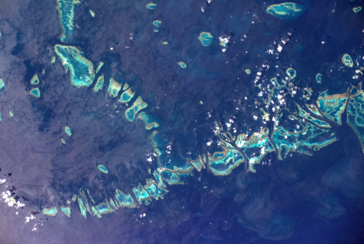 Và cuối cùng là Great Barrier Reef, một cấu trúc rạn san hô lớn nhất trên Trái đất được chụp từ không gian. Nguồn ảnh: Space.