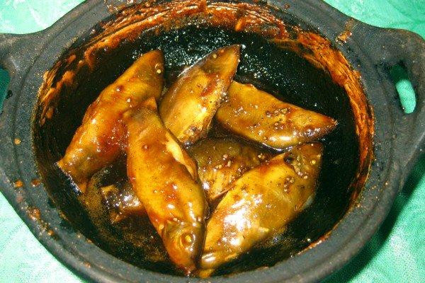 Cá heo nước ngọt thường trú ẩn trong các hốc đá, trụ cầu và kiếm ăn vào ban đêm. Thức ăn ưa thích của chúng là các loại giáp xác, côn trùng và ốc. (Nguồn Tintucmientay)