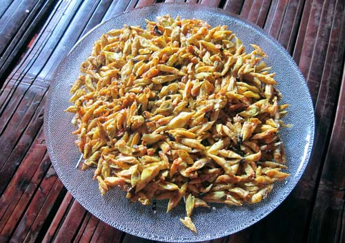 Sâu muồng có thể chế biến bằng cách ăn sống, luộc hoặc chiên. Thậm chí, nhộng sâu muồng và sâu muồng xào sả ớt còn là món ăn giúp cho anh em dân tộc thiểu số ở Tây Nguyên tăng sức đề kháng sốt rét trong mùa mưa. (Nguồn Baotintuc)
