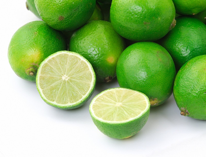 Chanh giấy không hạt được sử dụng rộng rãi trong đời sống hàng ngày, được dùng để làm nước giải khát, làm hương liệu trong chế biến thực phẩm và hàng tiêu dùng, lại vừa là một gia vị không thể thiếu được ở trong những bữa ăn…(Nguồn Giongcayanqua)