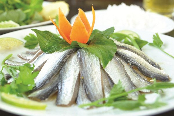 Thịt cá trích ít mỡ, trắng, ăn lành và ít tanh. Cá trích tập trung nhiều ở vùng biển Phú Quốc. Đây cũng là loại hải sản được tiêu thụ nhiều nhất và chỉ cá trích Phú Quốc mới được dùng để ăn gỏi cá trích. (Nguồn Haisantannha)