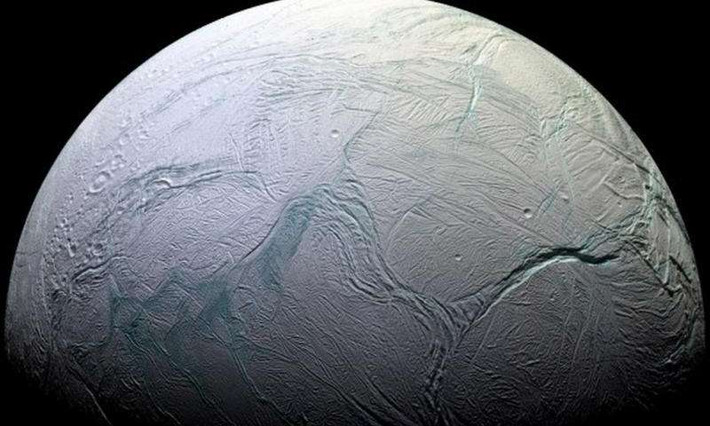Ngoài ra, NASA cũng sẽ đẩy mạnh công tác nghiên cứu tính đặc thù, bền vững của bề mặt Europa để có những đánh giá cụ thể trước khi cho nhiều tàu vũ trụ khác thực hiện các nhiệm vụ khác trên bề mặt hành tinh này. Nguồn ảnh: Phys.