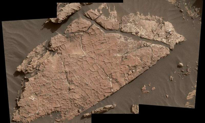 Trong khi thăm dò bề mặt sao Hỏa, tàu Mars Rover Curiosity ngờ phát hiện ra một hiện tượng kỳ lạ. Theo mô tả, đó là một mảng bùn khô với nhiều vết nứt.