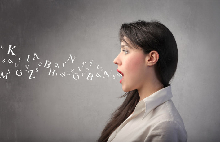 Bên cạnh đó, hàm răng còn có chức năng phát âm. Cụ thể, một số âm muốn được phát âm rõ ràng cần có sự hiện diện của răng cửa và nếu răng cửa bị mất, âm sẽ nghe như hơi bị ngọng. (Nguồn Rockitenglish)