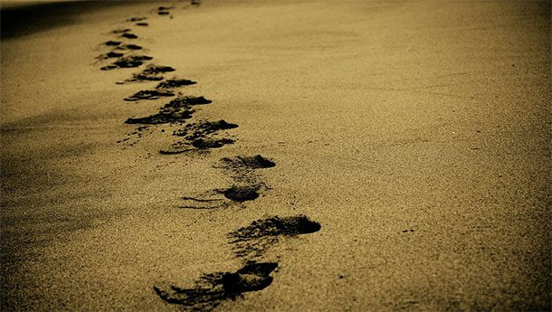 Dấu chân quái dị vùng núi lửa. Các nhà khoa học đã phát hiện ra hàng trăm vết chân người ở Tanzania tại một địa điểm gọi là Engare Saro. Các nhà nghiên cứu đặt ra nghi vấn, có thể là các dấu chân có niên đại 20.000 năm và là vết tích của những nhóm người chạy bộ trong vùng tối của một ngọn núi lửa. Nguồn ảnh: list25.