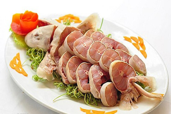 Cá nghéo được chế biến thành rất nhiều món ăn hấp dẫn như cháo cá nghéo, lẩu cá nghéo, cá nghéo kho nghệ,...(Nguồn Hstatic)