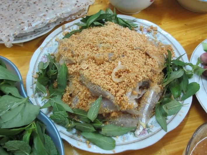 Cá nhám là loài cá sụn, chỉ ăn sinh vật phù du, cá, mực, tảo biển. (Nguồn Pinimg)